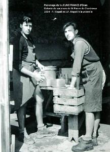 COLO JEUNE FRANCE 1954 P. Rispoli et J.P. Esclapez a la vaisselle